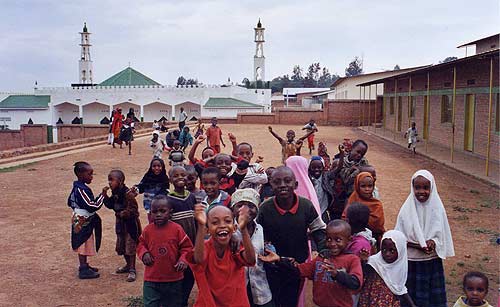 Kinder vor einer Schule in Kigali